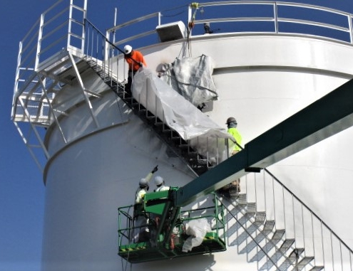 Repairing the stairs on a fuel tank