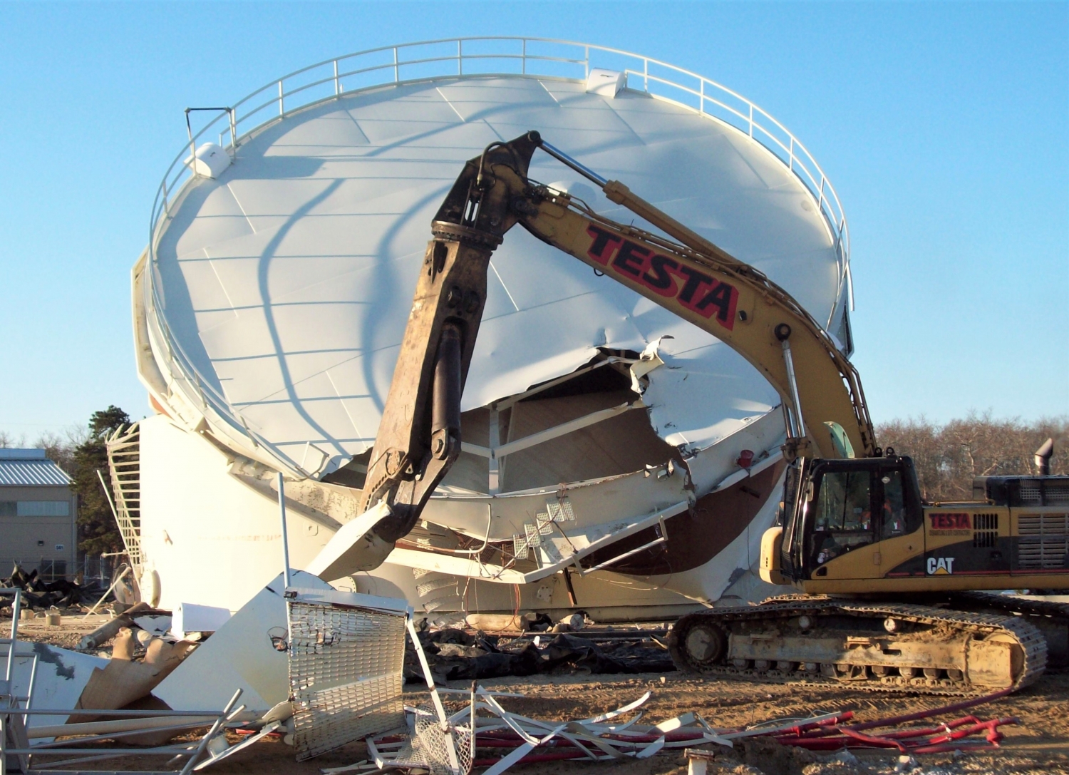 Demolishing a large fuel tank